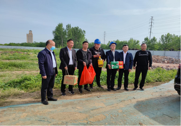 駐馬店市黃淮建設工程有限公司到各在建項目進行節(jié)日慰問269.png