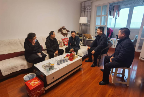 黨建引領聚合力 走訪慰問暖人心—產(chǎn)業(yè)集團開展春節(jié)走訪慰問老黨員活動550.png 黨建引領聚合力 走訪慰問暖人心—產(chǎn)業(yè)集團開展春節(jié)走訪慰問老黨員活動550.png